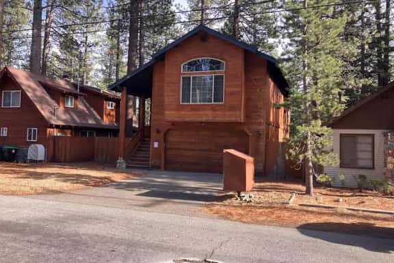 Upscale Mountain home on the bike path - Image 1
