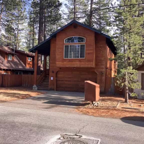 Upscale Mountain home on the bike path - Image 1