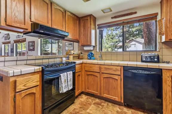 Minutes from Heavenly Valley & Lake Tahoe Beaches - Image 4