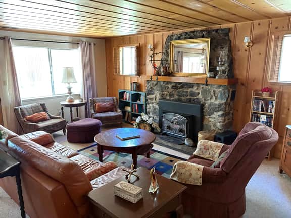 Rustic mountain cabin with lakeviews - Image 4