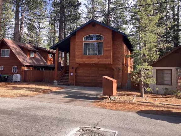 Upscale Mountain home on the bike path - Image 1